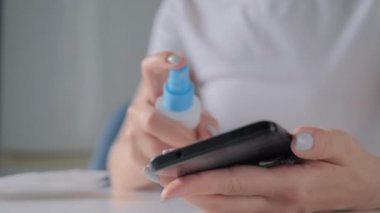 Ağır çekim: kadın elleri ıslak mendille akıllı telefon cihazını temizliyor - kapat