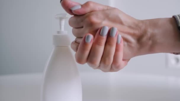 Slow motion: vrouw persen antiseptische gel op de palm, handen reinigen: closeup — Stockvideo