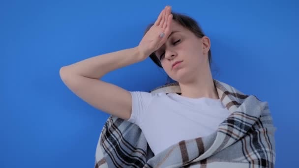 Медленное движение: женский портрет чувствует себя больным, смотрит на медицинский термометр дома — стоковое видео