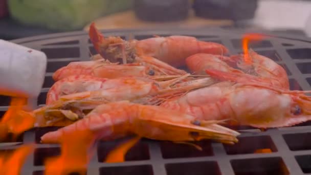 Rallentatore: chef che grigliano gamberi rossi su braciere con fiamma calda - primo piano — Video Stock