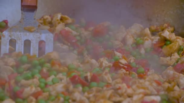 Movimento lento: chef cozinhar pedaços de carne, pimentas, ervilhas em wok enorme - close-up — Vídeo de Stock