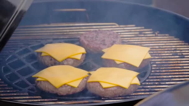 Movimento lento: Chef grelhar costeletas de carne e queijo para hambúrgueres com chama quente — Vídeo de Stock
