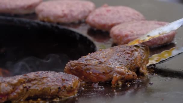 Mouvement lent : le chef grille des steaks de viande et des escalopes sur brasero à la flamme chaude — Video