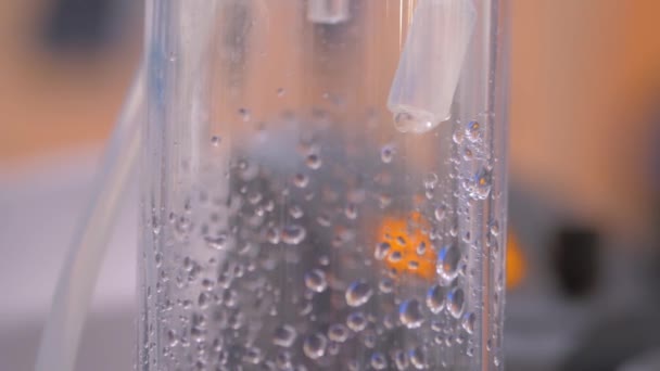 Cámara lenta: gotas que caen del tubo - sistema compacto de dosificación líquida: primer plano — Vídeo de stock