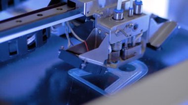 Üç boyutlu yazdırma makinesi fiziksel 3D modeli yazdırıyor - kapat