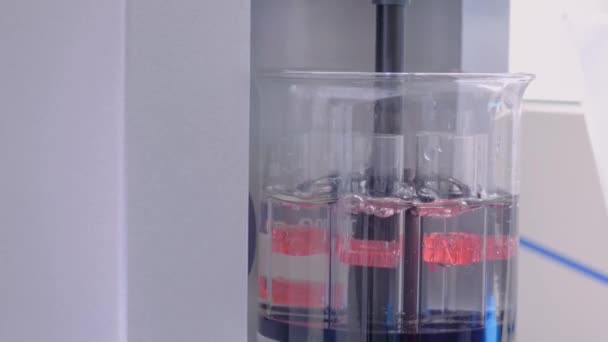 Concepto de equipo de laboratorio - probador automático de desintegración de tabletas: primer plano — Vídeos de Stock