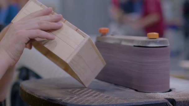 Человек плотник с помощью ленточных шлифовальных машин, полировка древесины продукт: медленное движение — стоковое видео