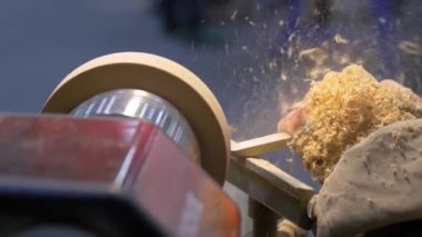 Atölyede ahşap torna tezgahı şekillendiren adam - yavaş çekim, yakın çekim