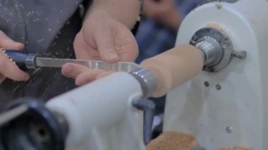 Atölyedeki torna tezgahında ahşap şekillendiren adam elleri - yavaş çekim, yakın çekim