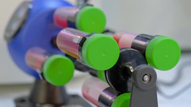 Rotador rotisserie tubo digital para mistura eficaz líquido biológico: close-up — Vídeo de Stock