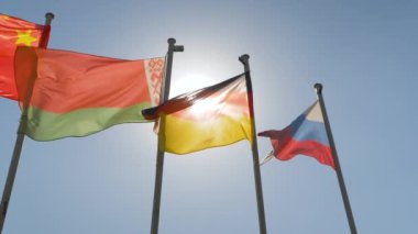 Rüzgarda dalgalanan renkli bayraklar - süper yavaş çekim - siyaset kavramı