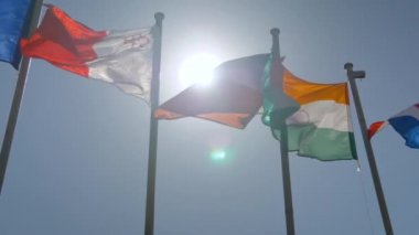 Rüzgarda dalgalanan renkli bayraklar - süper yavaş çekim - siyaset kavramı
