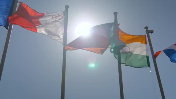 Barevné vlajky vlající ve větru - super zpomalený film - koncepce politiky — Stock video