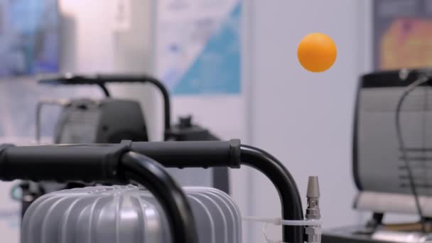 Ισορροπώντας μπάλα πινγκ πονγκ αναστολή στο ρεύμα αέρα στο μουσείο επιστημών - close up — Αρχείο Βίντεο