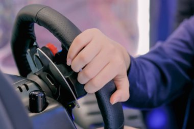 Teknoloji fuarında oyun direksiyon joystick kullanan adam