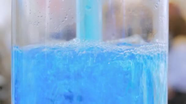 Tömegáramlásmérő - mozgó folyadék üvegcsőben a gyárban, kiállítás: közelkép — Stock videók