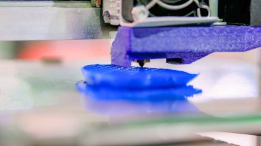 Modern teknoloji sergisinde çalışan otomatik 3D yazıcı makinesi