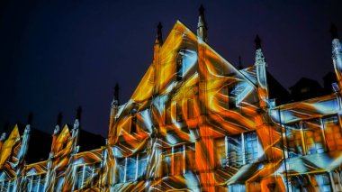 Caddedeki tarihi binaların duvarında renkli video haritası yansıtılıyor