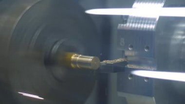 Otomatik CNC torna makinesi dönen metal iş parçasını kesiyor - kapat