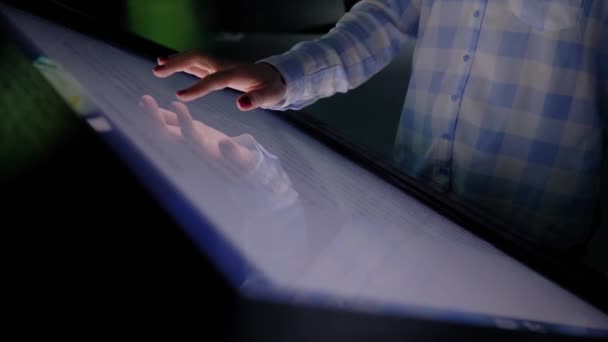 Kvinna hand med pekskärm visning av interaktiv kiosk på utställning: närbild — Stockvideo