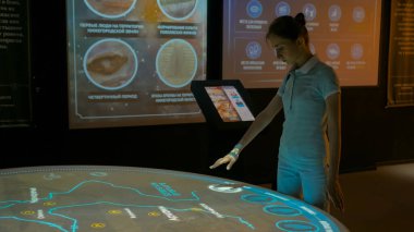 Dokunma kontrol teknolojisi olmayan etkileşimli ekran kullanan kadın