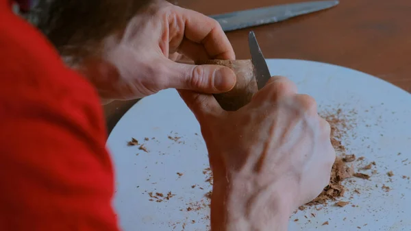 Professionele pottenbakker vormgeven droge klei beker met speciaal gereedschap in aardewerk workshop — Stockfoto