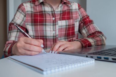 Kapatın: kadın eli karantina sırasında not alıyor - kişisel izolasyon