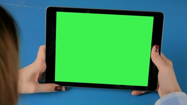 Женщина смотрит на планшетный компьютер с зеленым экраном - концепция хрома ключ дисплей — стоковое видео