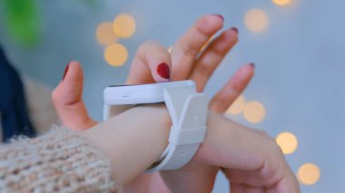 Evde akıllı kadın kullanıyor.