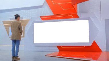Boş büyük etkileşimli duvar görüntüsüne bakan kadın - beyaz ekran konsepti