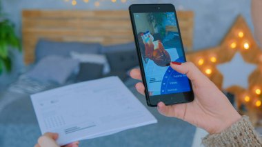 Artırılmış gerçeklik uygulaması olan akıllı telefon kullanan kadın