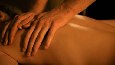 Modern salonda vücut masajı ve spa tedavisi