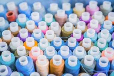 Plastik kaplamalar, renkli iplikli makaralar - yakın görünüm