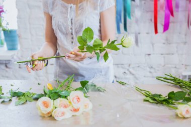 Çiçekçide çalışan profesyonel çiçekçi.