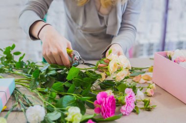 Çiçekçide çalışan profesyonel çiçekçi. Kapatın.