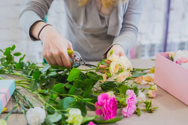 Çiçekçide çalışan profesyonel çiçekçi. Kapatın.