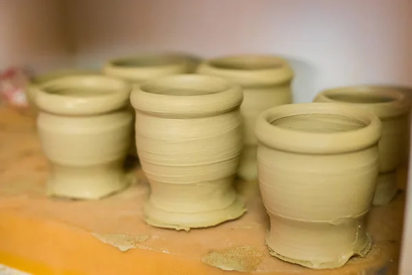 Tazas inacabadas en el estante del taller de cerámica - de cerca — Foto de Stock