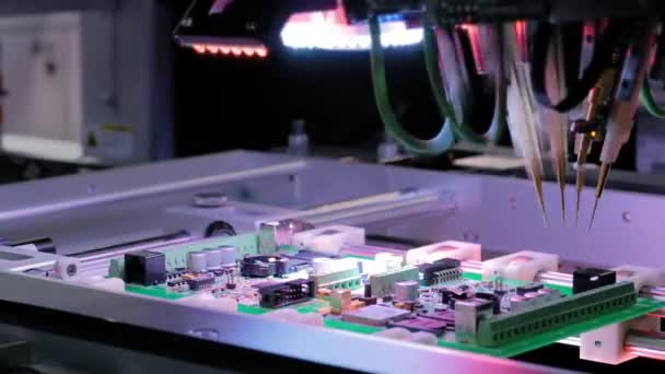 Zkouška létající sondy v továrně, testování kvality desek tištěných obvodů: close up — Stock video