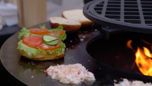 Cámara lenta: chef preparando hamburguesas en el festival de comida callejera al aire libre - de cerca — Vídeos de Stock