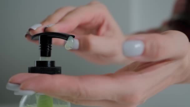 Slow motion: vrouw persen antiseptische gel op de palm - close-up bekijken — Stockvideo