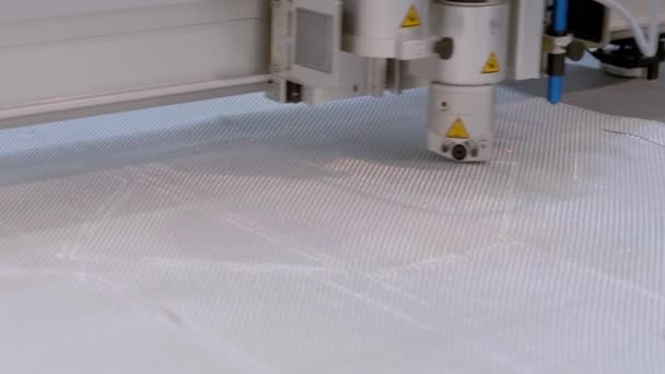 Coupe cnc à plat pendant le travail - coupe de boîte et traceur de rainage pendant le travail — Video