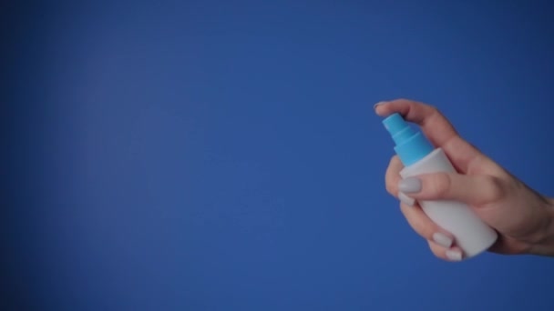 Повільний рух: рука жінки розбризкує антисептик крупним планом — стокове відео