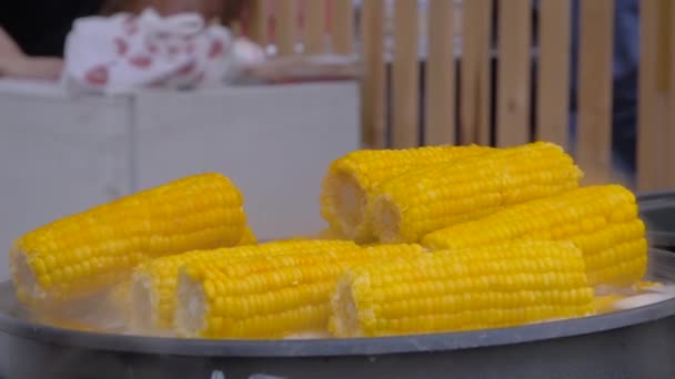 Lassú mozgás: kukoricacsutka főzésének folyamata a szabadtéri élelmiszerpiacon — Stock videók