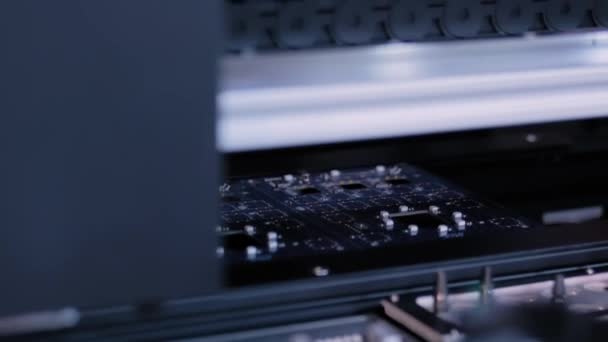 Automático SMD pegar e colocar máquina de montagem computador placa de circuito impresso — Vídeo de Stock