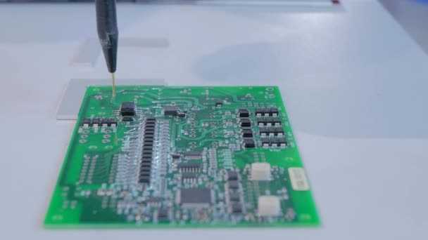 Automatyczny manipulator z igłą dozownika podczas pracy z SMT pcb - zbliżenie — Wideo stockowe