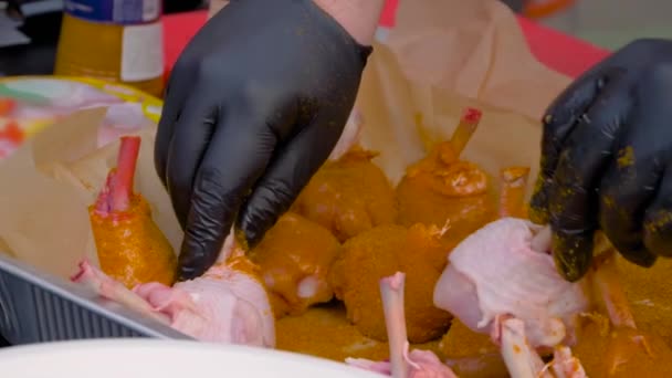 Rallentatore: chef prepara cosce di pollo con spezie al festival dello street food — Video Stock