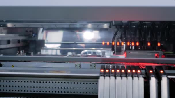 Automatische SMD-Bestückungsmaschine zur Bestückung von Computer-Leiterplatten — Stockvideo