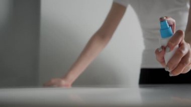 Dezenfeksiyon konsepti - beyaz masayı ıslak mendille temizleyen kadın - yavaş çekim