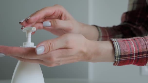 Slow motion: vrouw persen antiseptische gel op de palm - close-up — Stockvideo