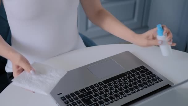 Movimento lento: as mãos da mulher limpando o teclado do laptop com toalhete molhado - close-up — Vídeo de Stock